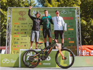 ALL-AROUND, il successo di ECROWN